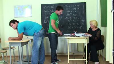 Two guys bang blonde mature teacher on the floor - drtuber.com - Czech Republic