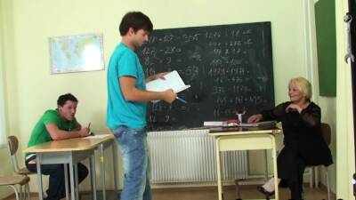 Two guys bang blonde mature teacher on the floor - drtuber.com - Czech Republic
