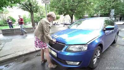 Mature granny Mili needs help with her car and cum in her mouth - sunporno.com
