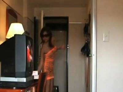 Une femme mature ouvre la porte nue sous une robe filet - drtuber.com