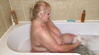 Mature Big Tits Taking A Bath - hclips.com