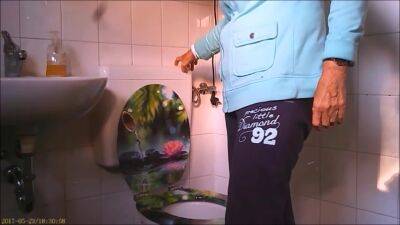 granny piss on toilet - voyeurhit.com
