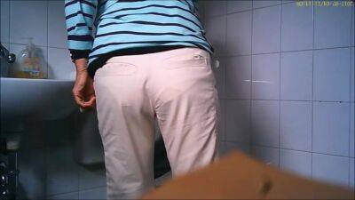 granny piss on the toilet - voyeurhit.com
