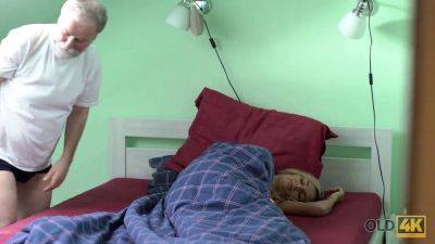 Blonde granny gets a morning start with her old man - sexu.com - Czech Republic