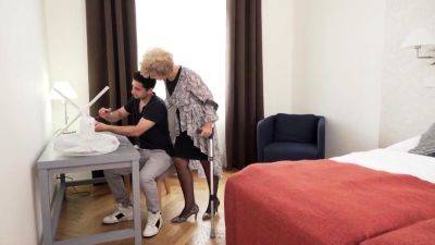 MatureNL â- Injured Granny Romana Needs Help From Her - drtuber.com